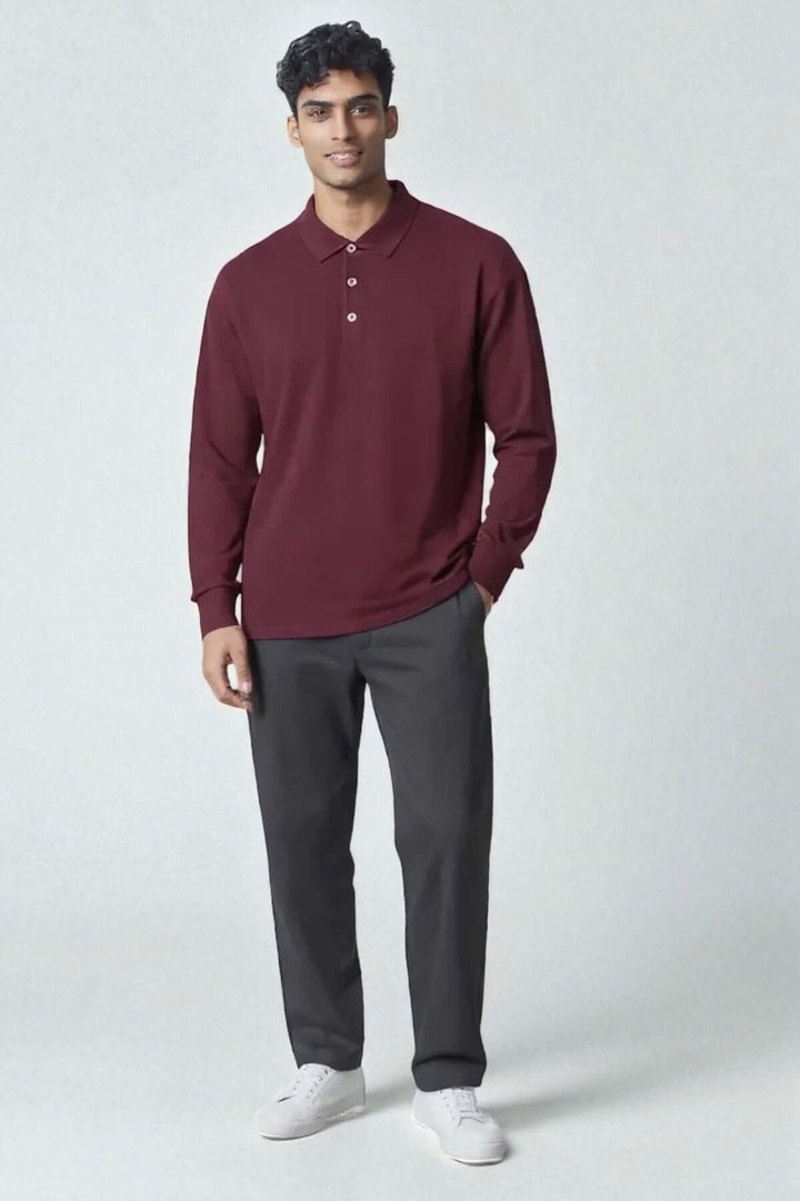Homme portant un polo manches longues en laine mérinos et soie couleur bordeaux, élégant et moderne. Mode masculines tendances.