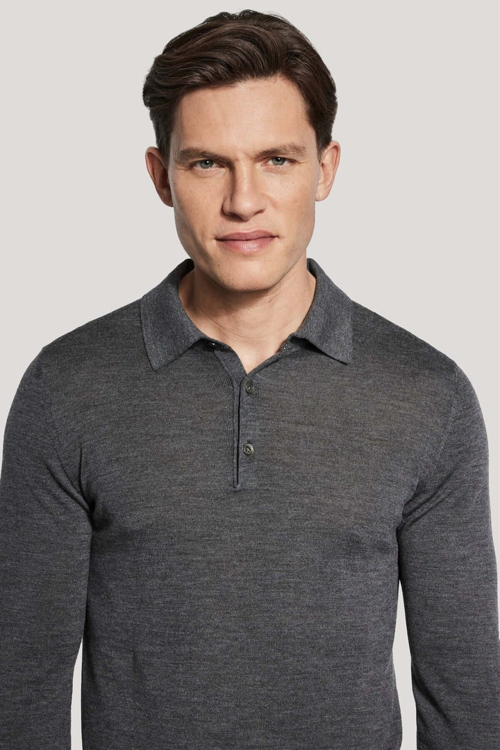 Homme portant un Polo manches longues en laine mérinos et soie, tricot maille fine, élégant et moderne, confortable pour toute occasion.