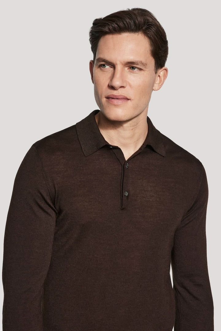 Homme portant un polo manches longues en laine mérinos et soie, couleur marron, avec un col classique élégant.