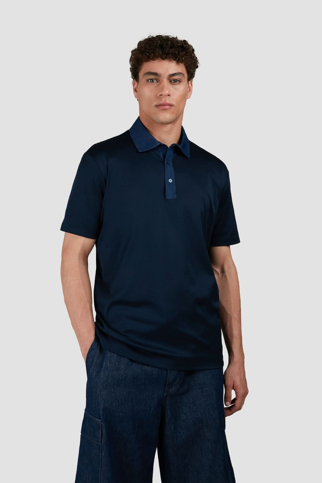 Polo marine en coton avec col en denim contrastant, offrant une allure élégante et décontractée.