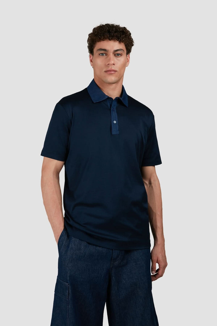 Polo marine en coton avec col en denim contrastant, offrant une allure élégante et décontractée.