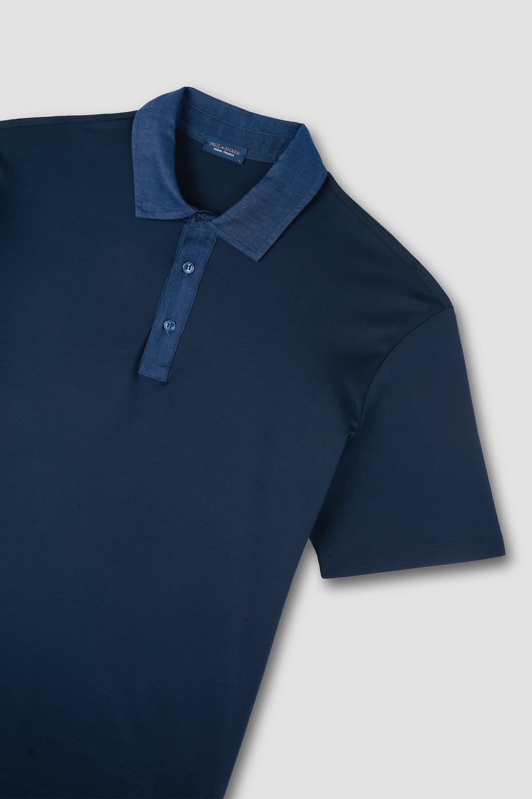 Polo marine en coton avec col en denim contrastant pour une allure élégante et décontractée.