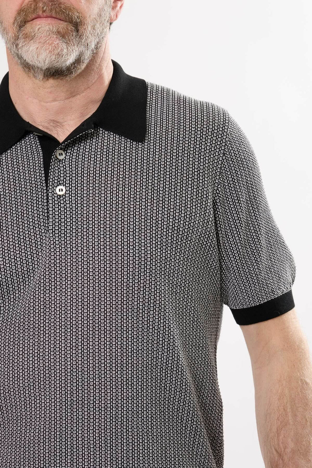 Polo à micro-motif graphique pour homme avec col contrastant et manches courtes, idéal pour un look moderne.