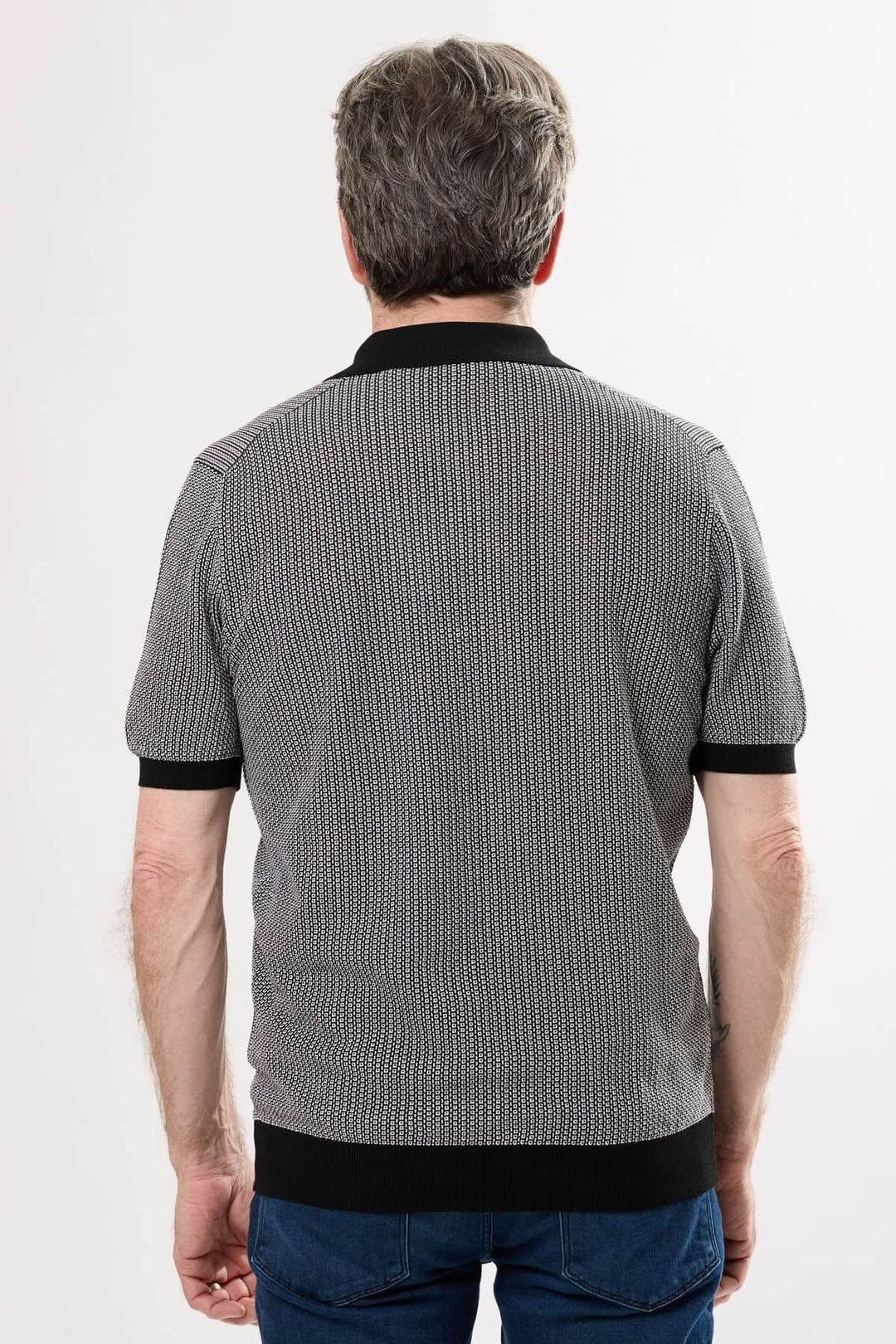 Polo à micro-motif, col contrastant, à manches courtes, offrant une allure moderne et soignée.