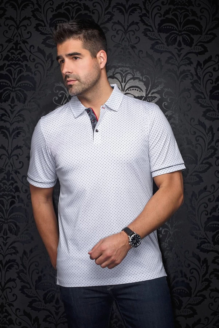 Polo à motif discret avec col structuré et détails contrastants, style décontracté-chic.