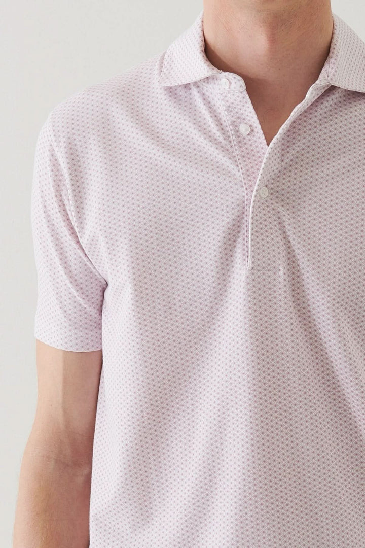 Polo à motif géométrique léger pour un look estival raffiné, avec col souple et patte de boutonnage.