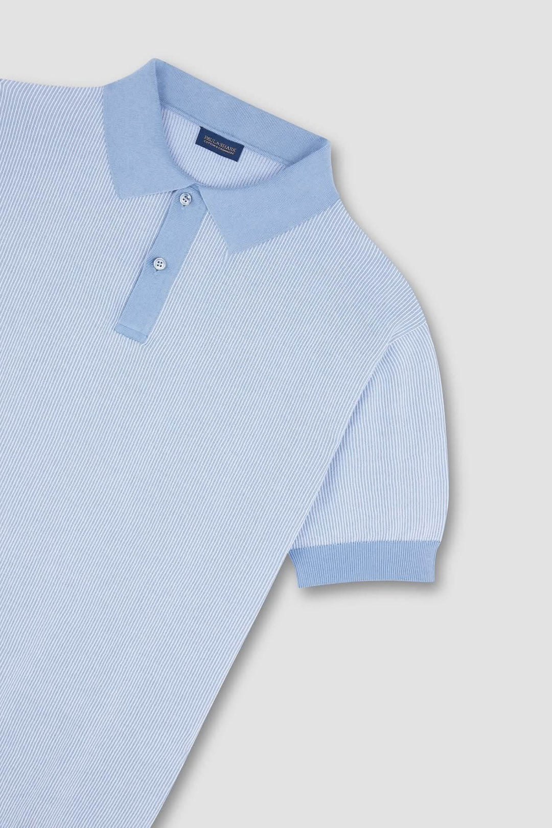 Polo raffiné en maille légère, col contrastant, rayures ton sur ton, style décontracté et élégant.