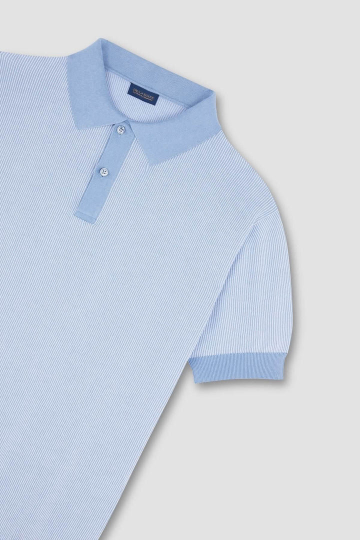 Polo raffiné en maille légère, col contrastant, rayures ton sur ton, style décontracté et élégant.