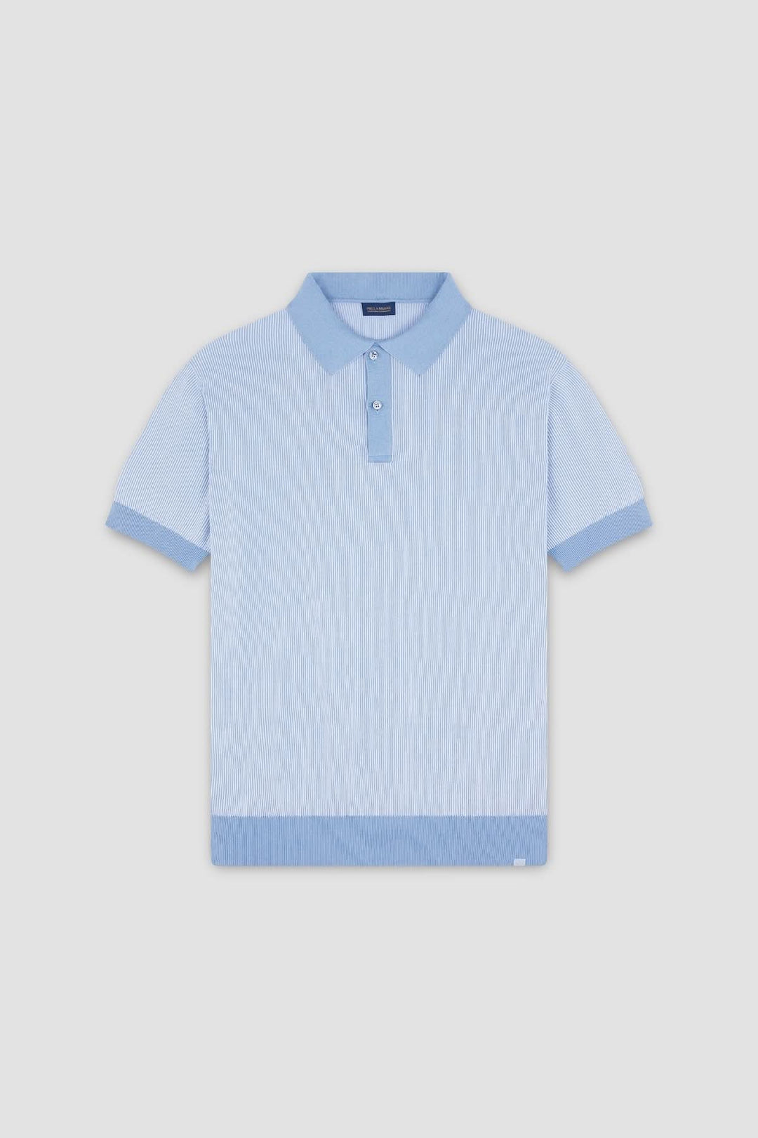 Polo raffiné en maille légère bleue avec col contrastant et motif à rayures ton sur ton, riche en sophistication.