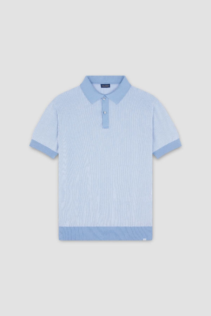 Polo raffiné en maille légère bleue avec col contrastant et motif à rayures ton sur ton, riche en sophistication.