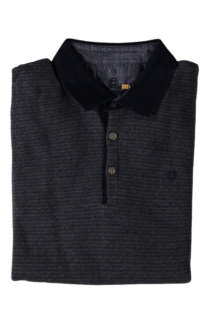 Polo rayé en coton navy avec col noir et boutons, idéal pour un look décontracté et soigné.