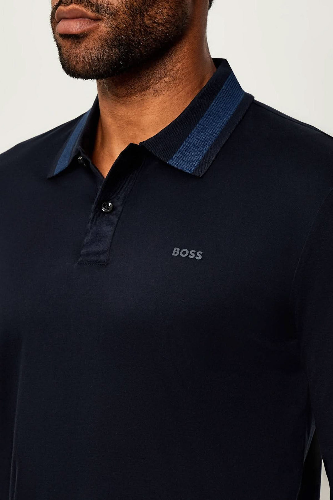 Polo slim fit à manches longues BOSS en coton avec col contrastant bleu, idéal pour une tenue chic et décontractée.