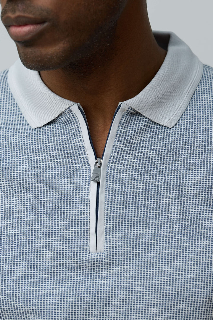 Polo texturé à fermeture zippée en coton peigné avec motif, coupe régulière et col polo, idéal pour un style décontracté et soigné.
