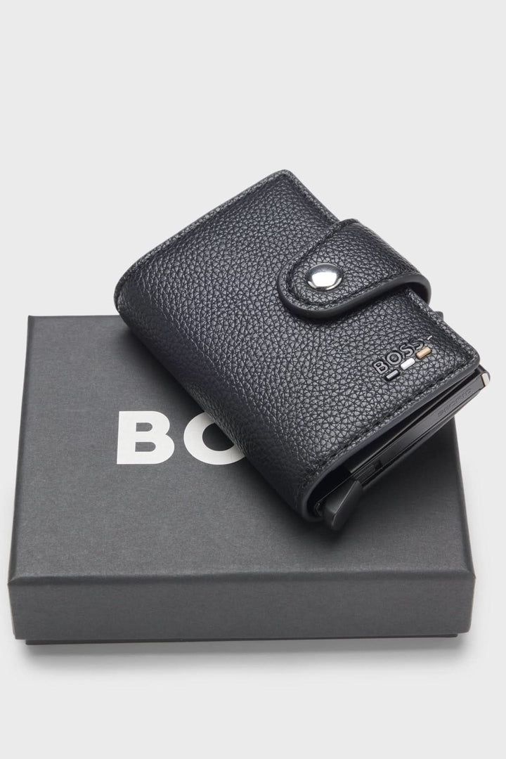 Porte-cartes en similicuir grainé avec technologie Secrid, élégant et sécurisé sur boîte noire, avec protection RFID métallisée.
