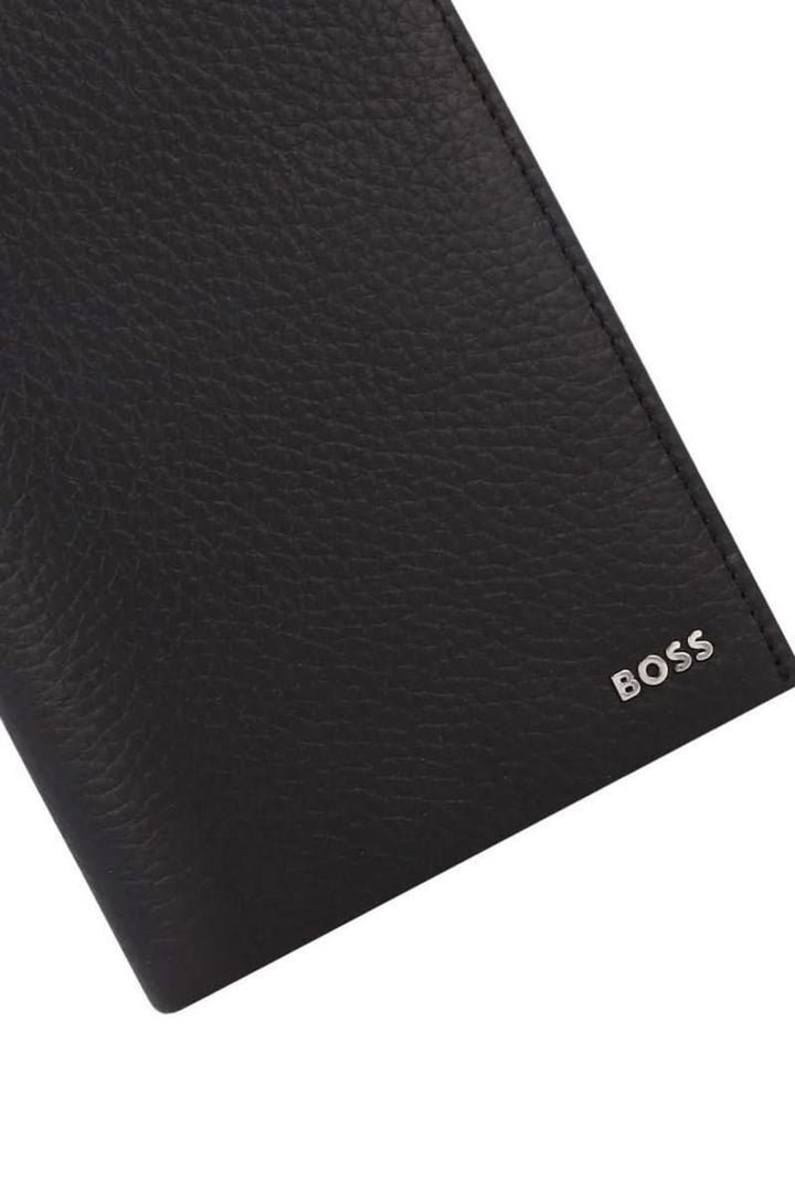 Portefeuille en cuir grainé, design sobre avec compartiments pour cartes et billets, idéal pour un style moderne et fonctionnel.