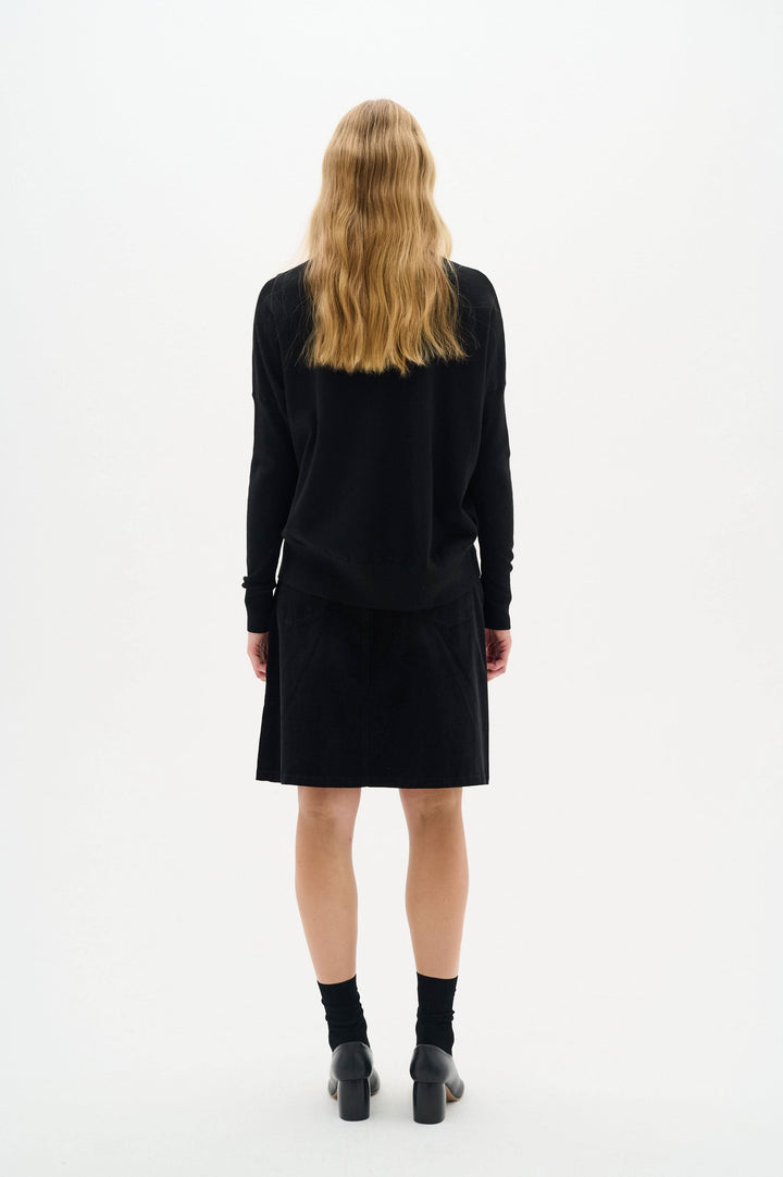 Pull noir à col roulé Kellsie, vu de dos, avec une coupe ample et un style élégant.