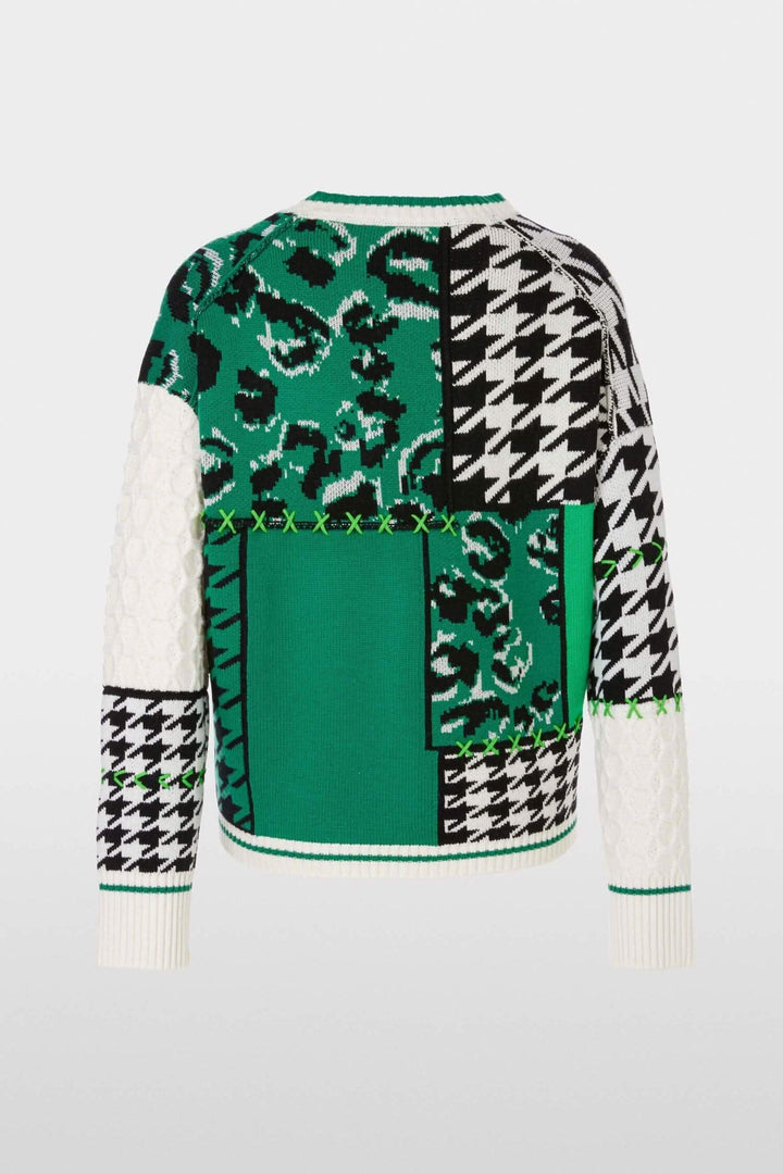 Pull en maille à motifs mélangés avec patchwork vert, noir et blanc, au dos avec col rond et manches rayées.