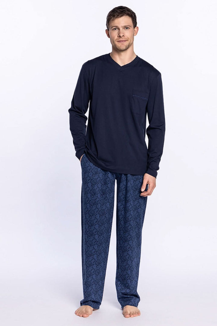 Homme portant un pyjama long en modal et coton avec t-shirt à col en V et pantalon imprimé.