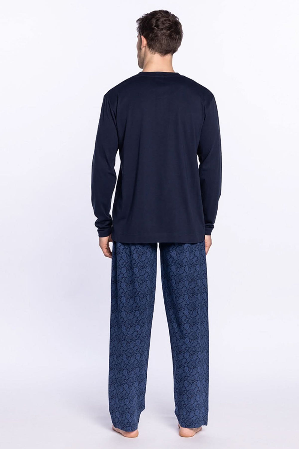 Homme portant un pyjama long en modal et coton, avec T-shirt à col en V et pantalon long imprimé.