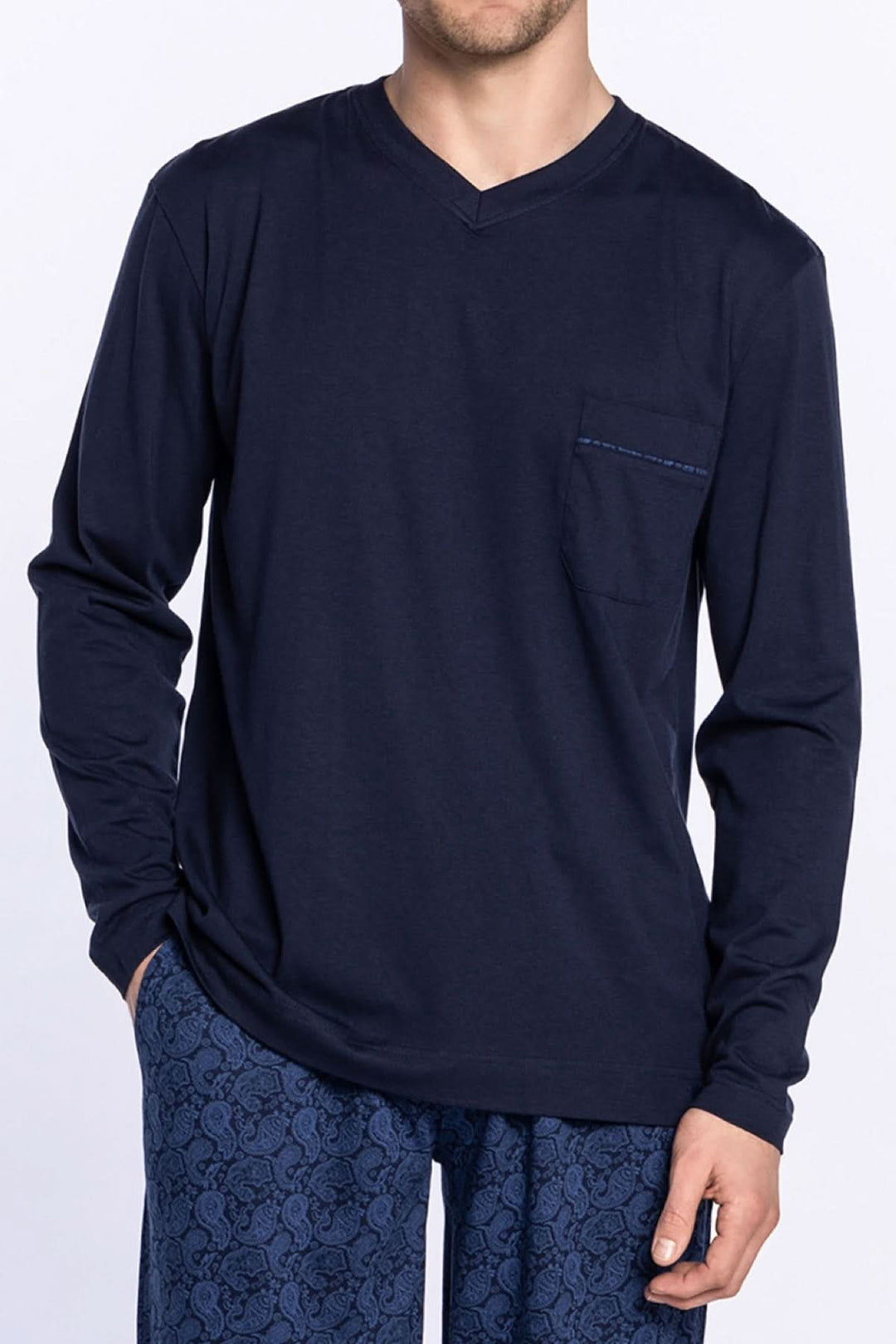 Pyjama Icy: t-shirt long en modal et coton, col en V, poche poitrine, porté avec pantalon imprimé.