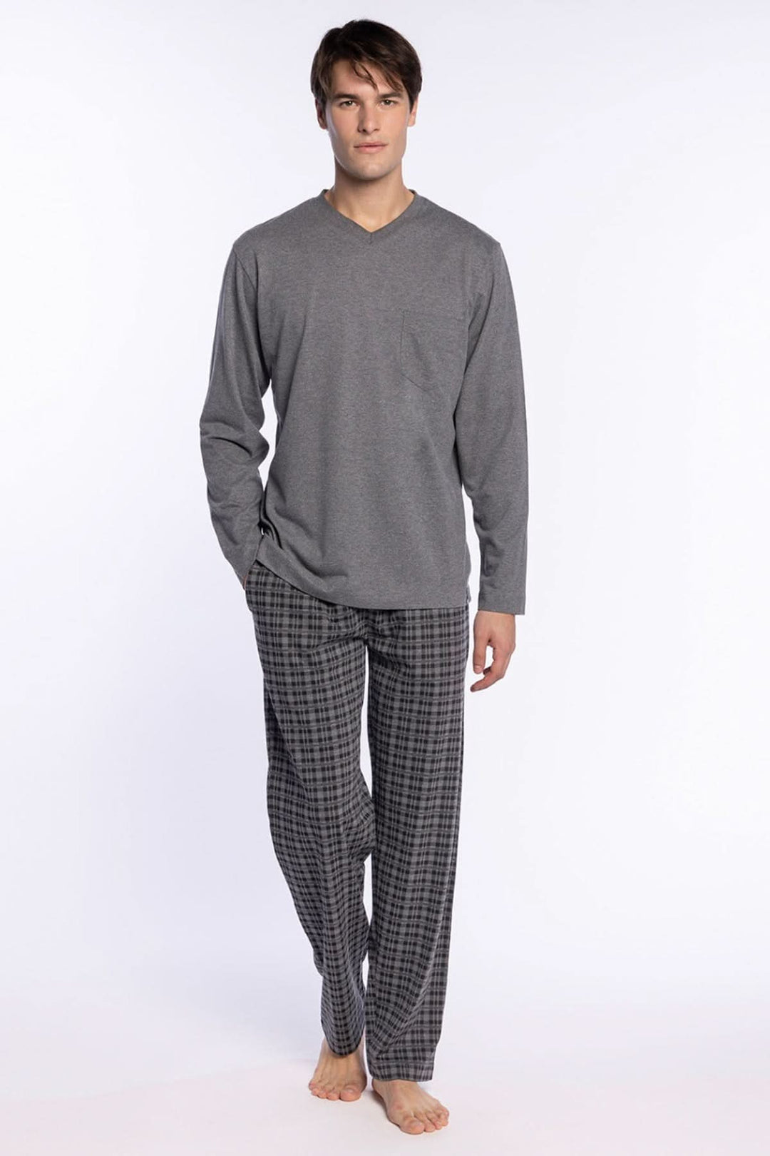 Homme portant le Pyjama Long Minimaliste en coton doux avec haut uni et pantalon imprimé, idéal pour le confort et le style moderne.