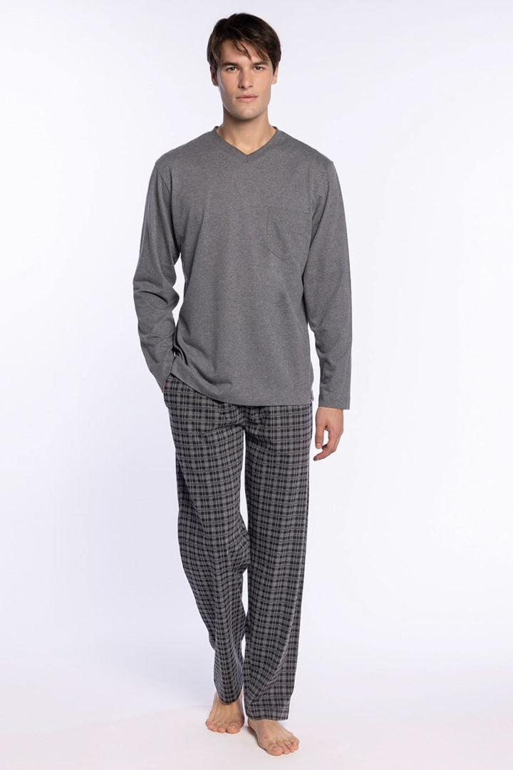 Homme portant le Pyjama Long Minimaliste en coton doux avec haut uni et pantalon imprimé, idéal pour le confort et le style moderne.