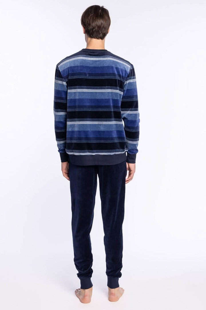 Homme portant un Pyjama Long en Velours de Coton à Rayures bleu avec manches longues et pantalon uni, vu de dos.