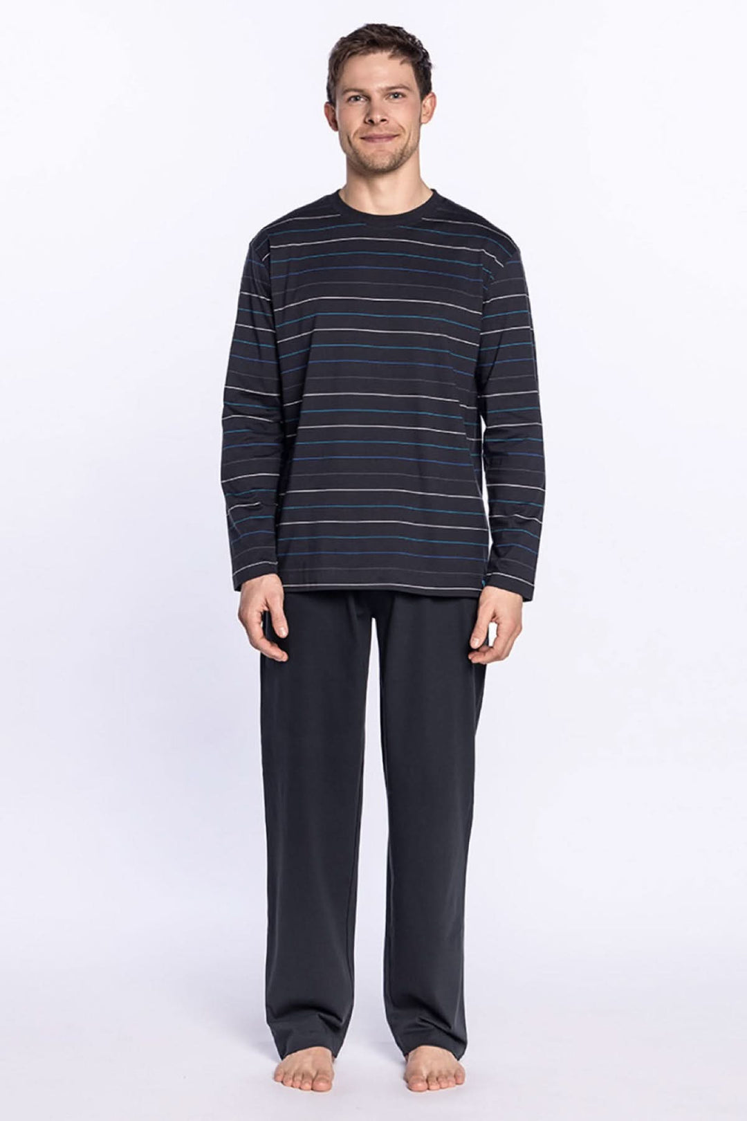 Pyjama long 100% coton avec t-shirt rayé à col rond et pantalon uni, parfait pour des nuits paisibles.