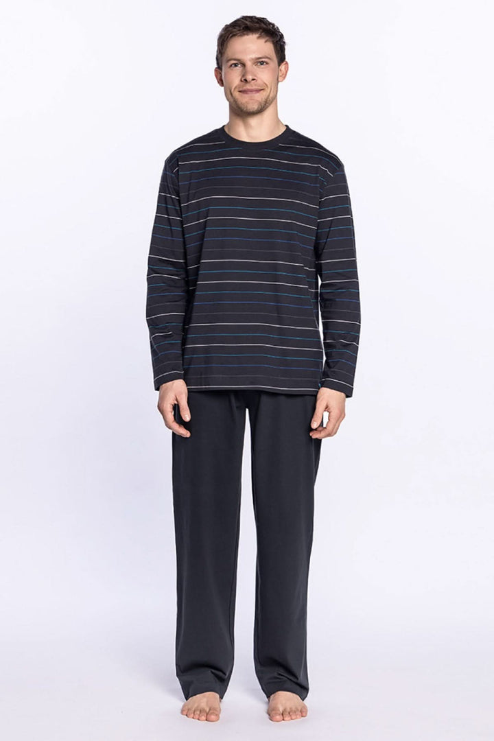 Pyjama long 100% coton avec t-shirt rayé à col rond et pantalon uni, parfait pour des nuits paisibles.