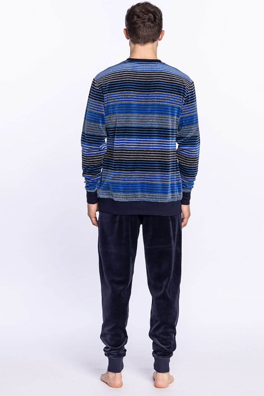 Homme portant un pyjama long en velours, t-shirt rayé bleu et pantalon uni, vue arrière.