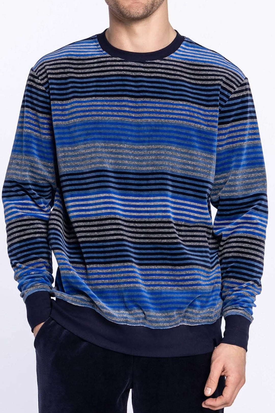 Pyjama Snowy en velours bleu à rayures, col rond et manches longues, idéal pour les soirées d'hiver.