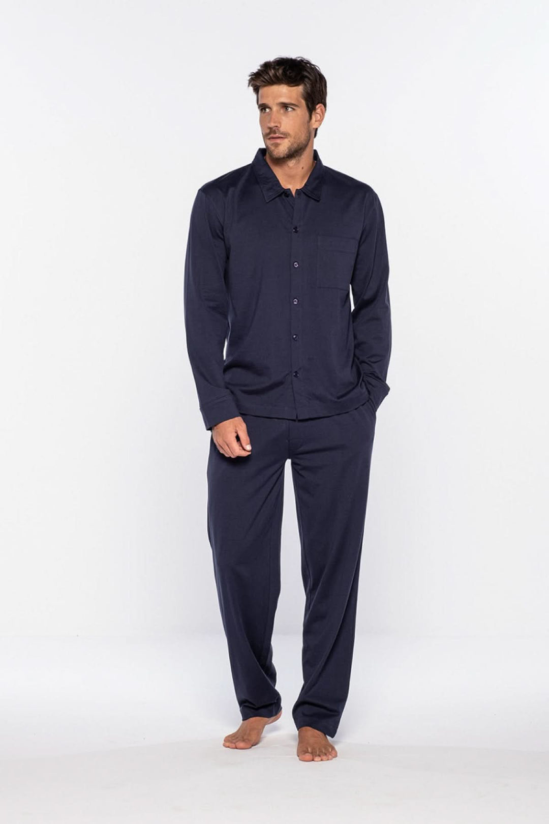 Pyjama long 100 % coton pour homme, chemise à manches longues et pantalon pratique, élégant et confortable.