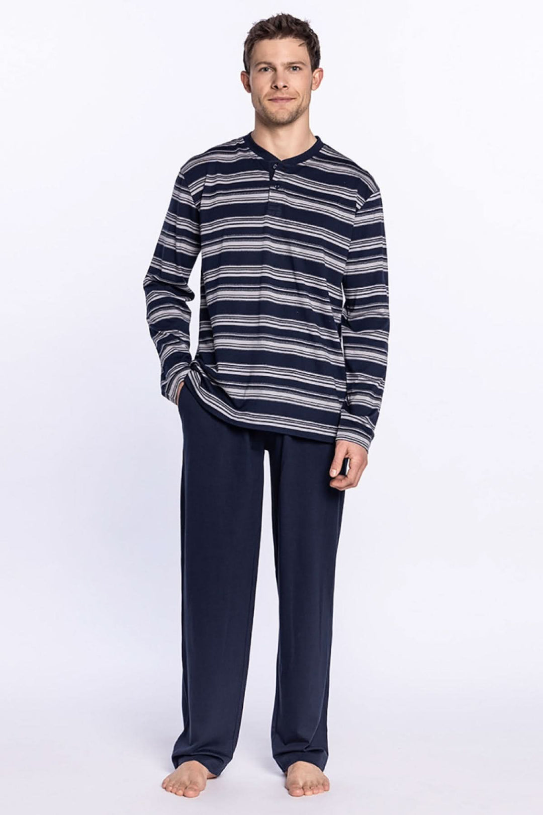 Pyjama rayé pour homme, en modal et coton, avec t-shirt col rond et pantalon long, confortable et élégant.