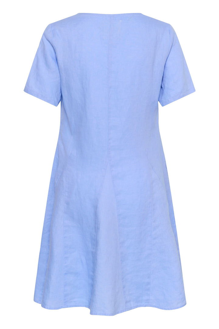 Robe Aminasa robe bleue fluide avec encolure en V et manches courtes, parfaite pour un style naturel et élégant.
