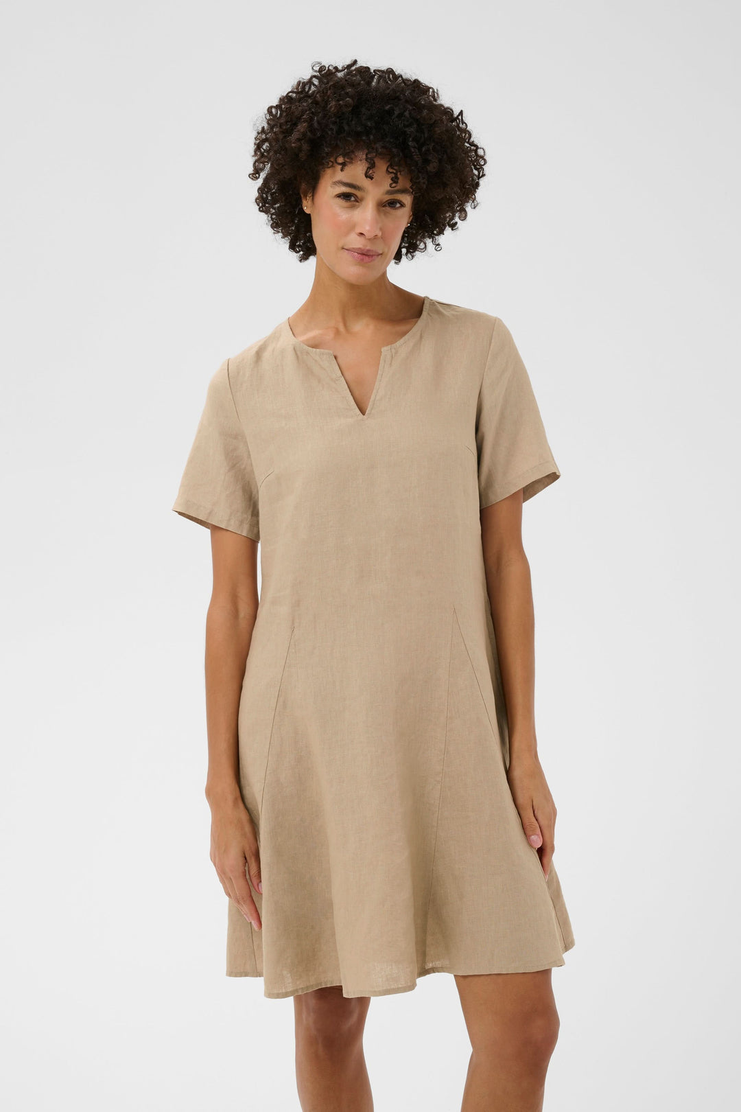 Robe Aminasa en lin, coupe fluide, encolure en V, manches courtes, pour un style naturel et élégant parfait pour l'été.