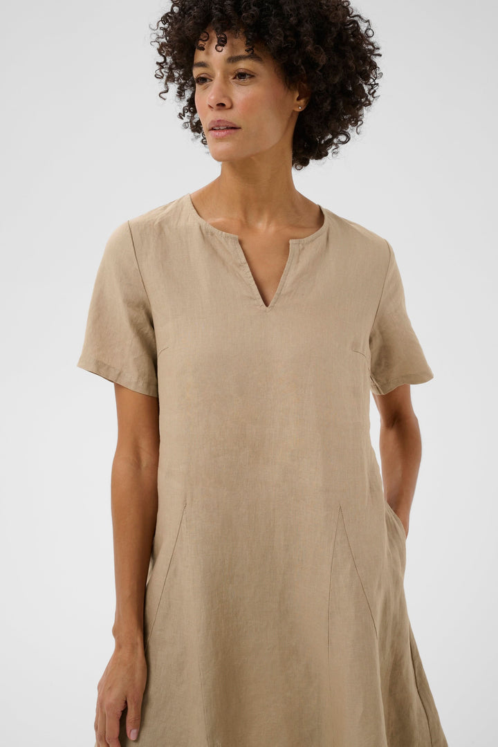 Robe Aminasa en lin beige avec encolure en V et manches courtes pour une élégance naturelle et confort optimal. Parfaite pour l'été.
