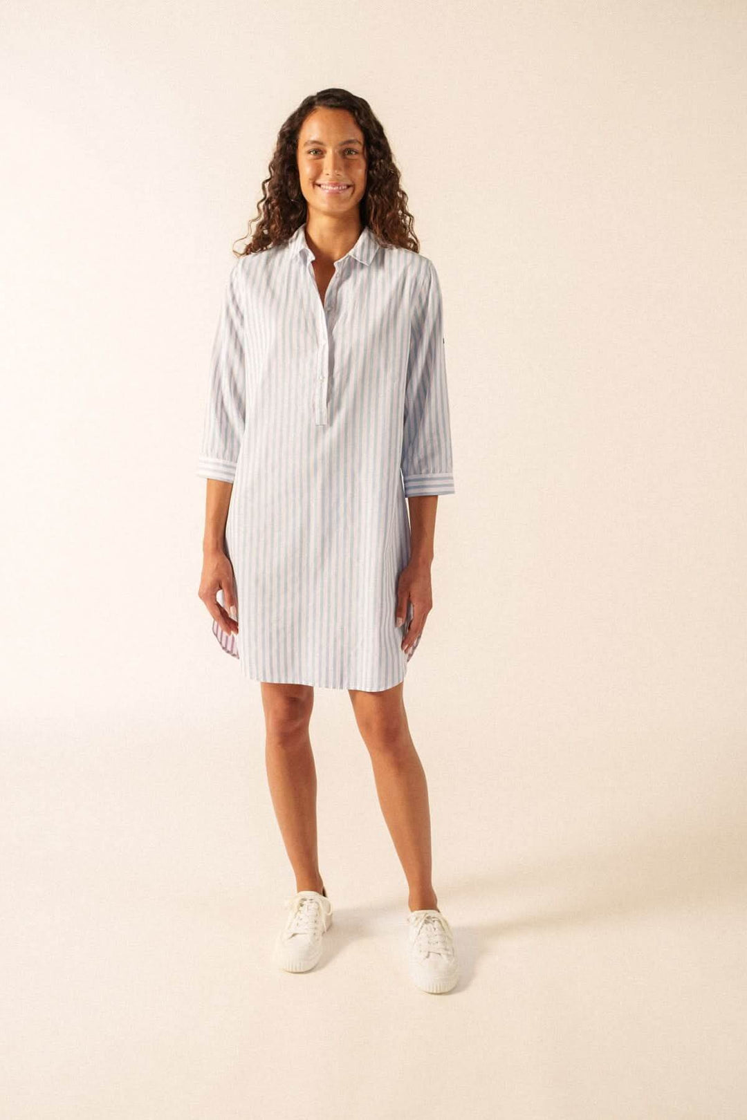 Robe BENEDICTE II : robe-chemise à rayures chic et décontractée, manches longues retroussables, idéale pour un confort optimal toute la journée.