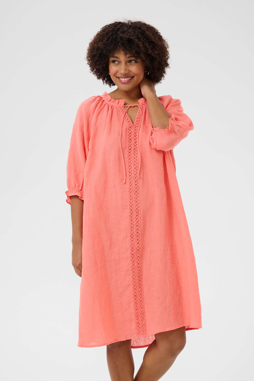 Robe en lin rose corail, style décontracté, encolure fendue, détails en dentelle, idéale pour l'été.