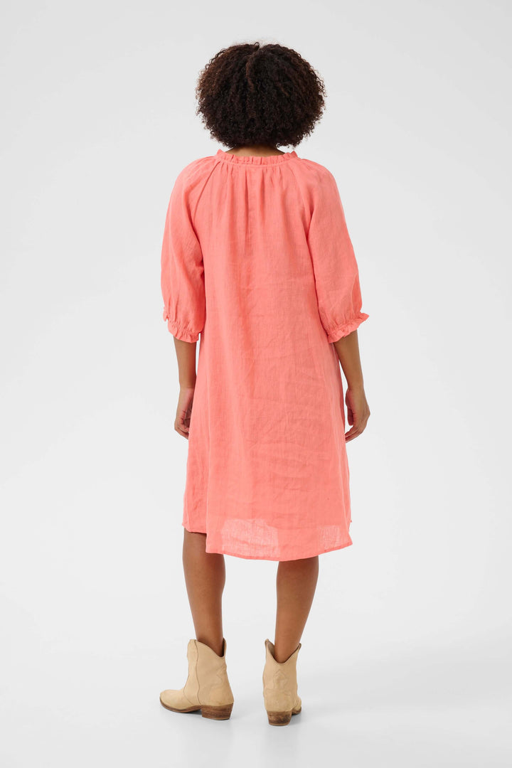 Robe Bellis en lin rose, style décontracté, avec manches bouffantes et encolure fendue, idéale pour l'été.