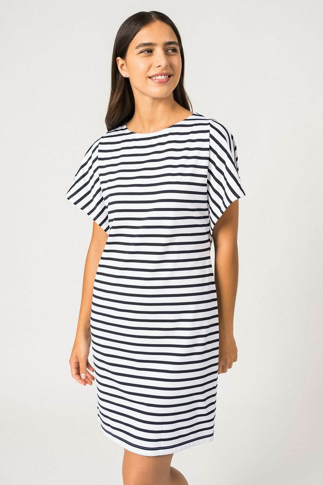 Robe Cassis à rayures bretonnes, légère et aérée, parfaite pour les journées ensoleillées.
