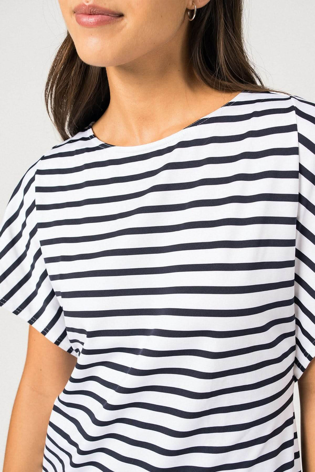 Détail de la robe Cassis avec rayures bretonnes, manches chauve-souris, idéale pour les journées ensoleillées.