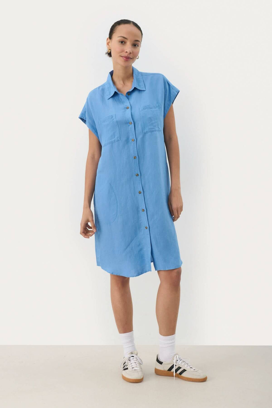 Robe décontractée Ellena en coton et viscose, col chemise, manches courtes, boutonnière, couleur bleu.