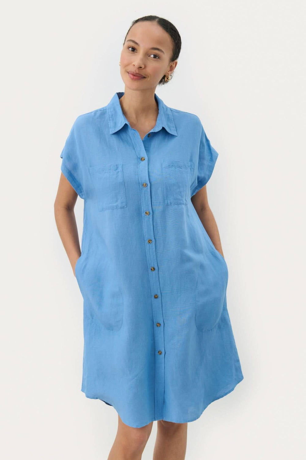 Robe décontractée Ellena en coton et viscose, col chemise, manches courtes, couleur bleu, longueur au-dessus du genou.