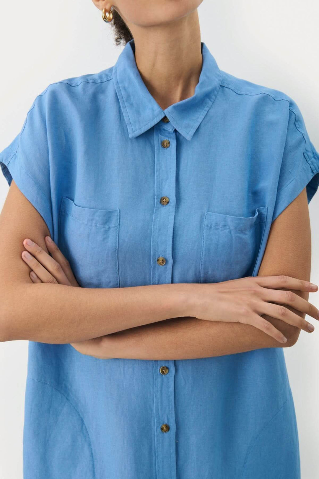 Robe décontractée Ellena en coton et viscose, col chemise et manches courtes, couleur bleu.