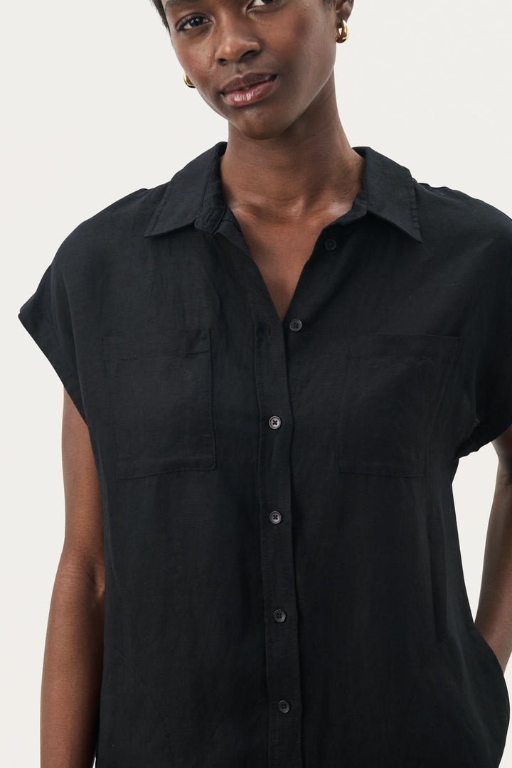 Robe décontractée Ellena en mélange de coton et viscose, coupe classique, col chemise et manches courtes.