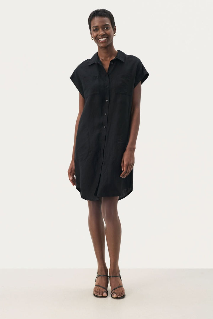 Robe Ellena noire, décontractée avec col chemise, manches courtes et fermeture boutonnée, longueur au-dessus des genoux.