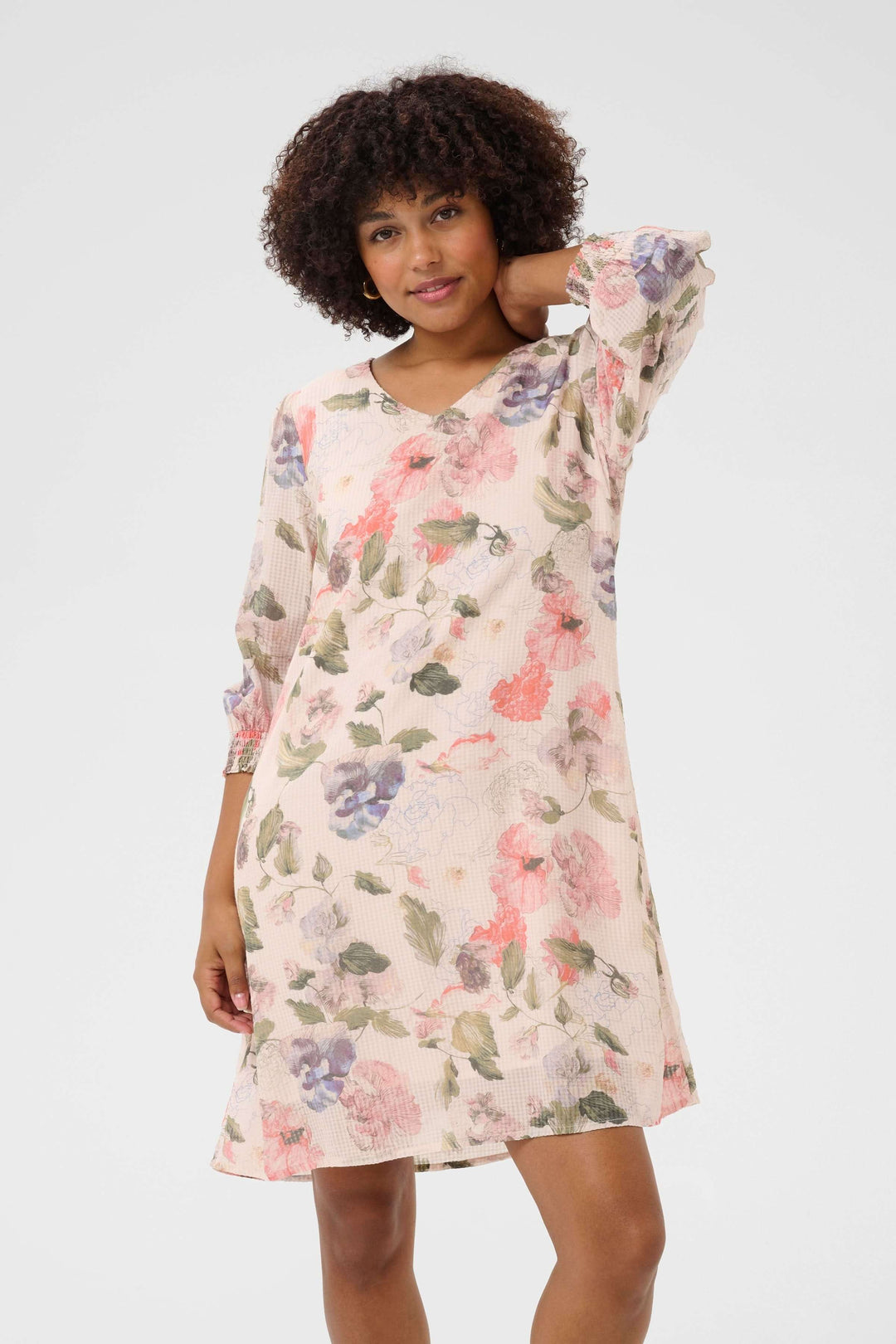 Robe Hailey fluide à imprimé floral avec col en V et manches longues légèrement transparentes.