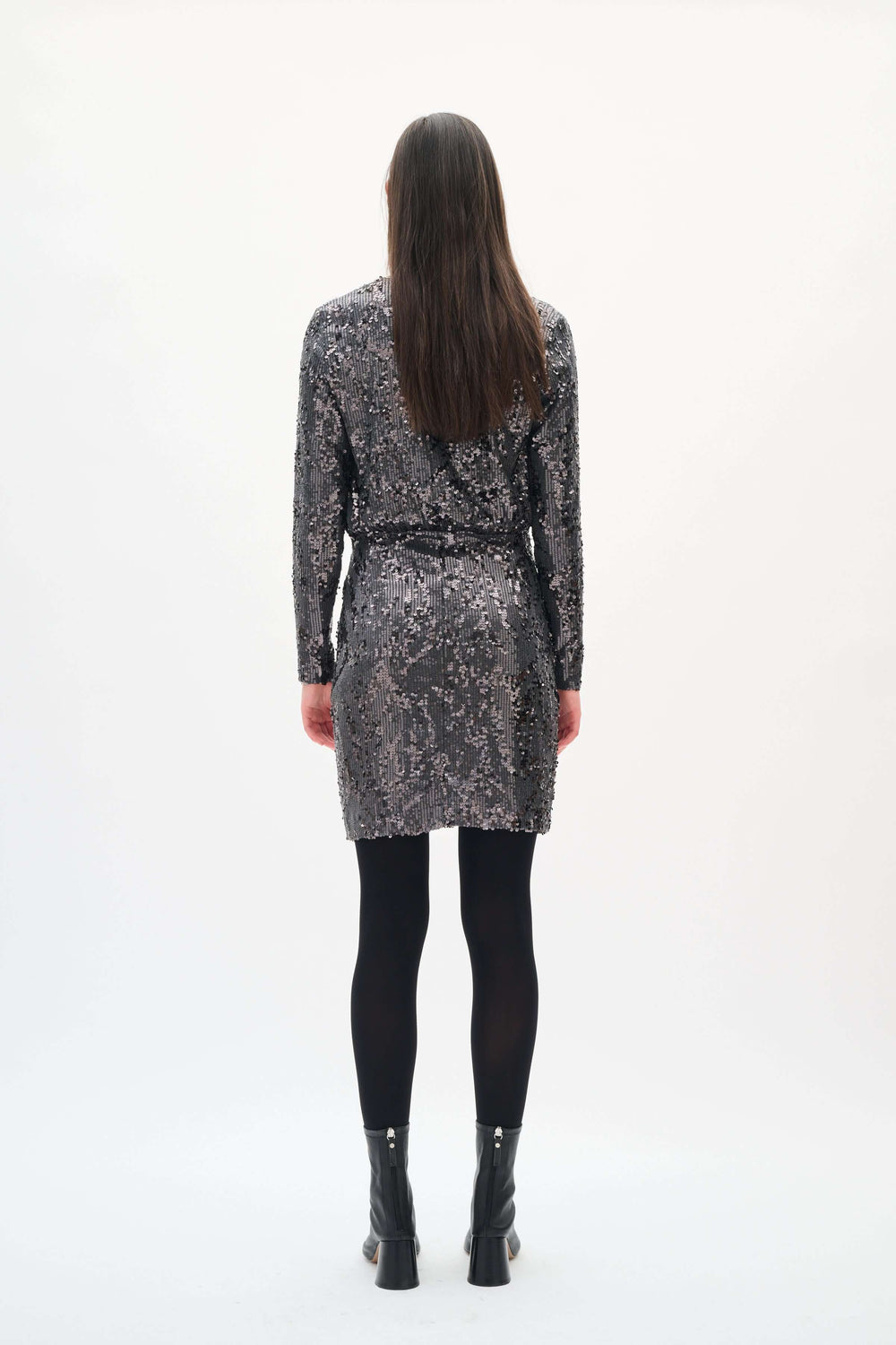 Vue arrière de la Robe Kimba à paillettes à manches longues, montrant sa coupe droite et élégante. Parfaite pour les soirées festives.