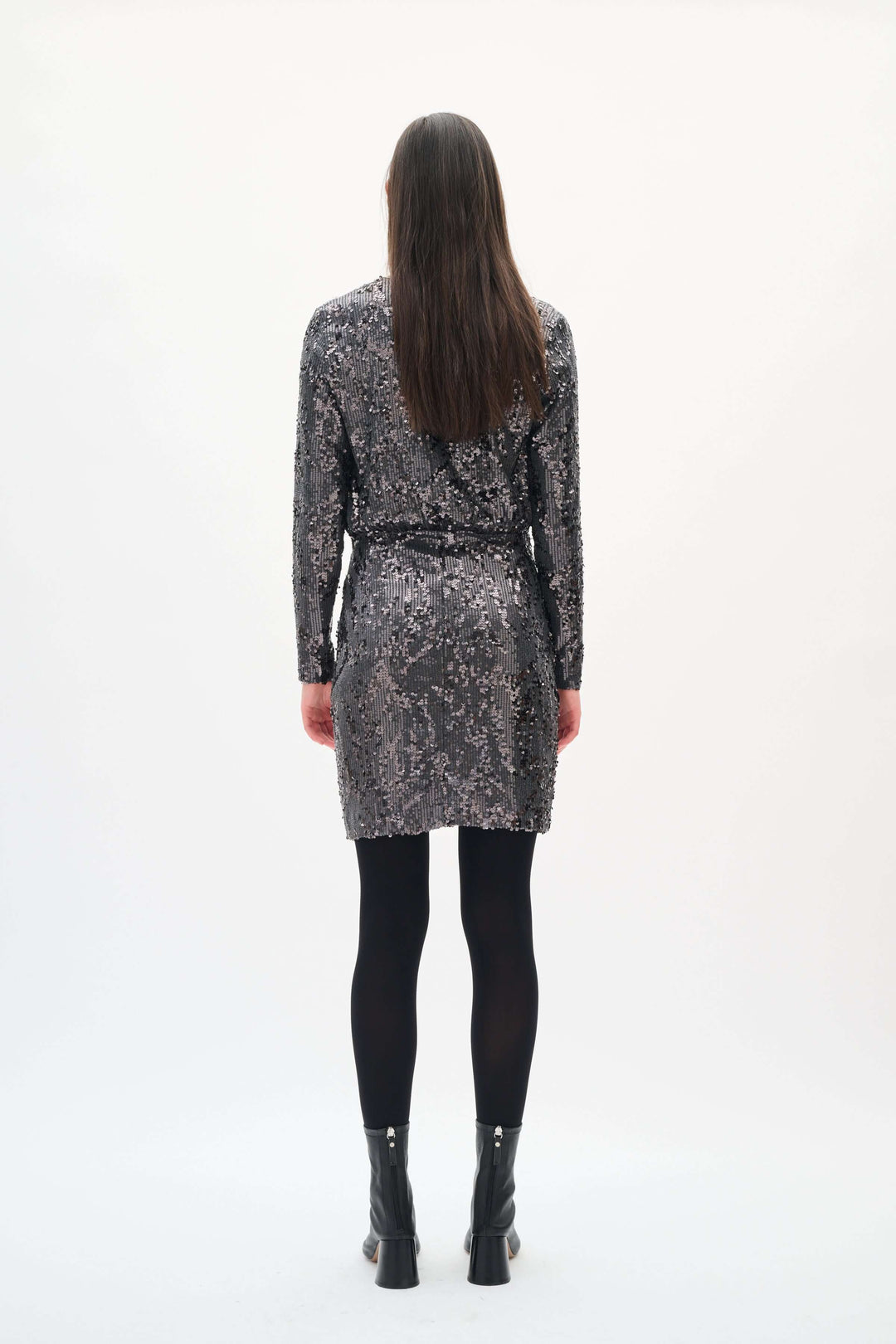 Vue arrière de la Robe Kimba à paillettes à manches longues, montrant sa coupe droite et élégante. Parfaite pour les soirées festives.