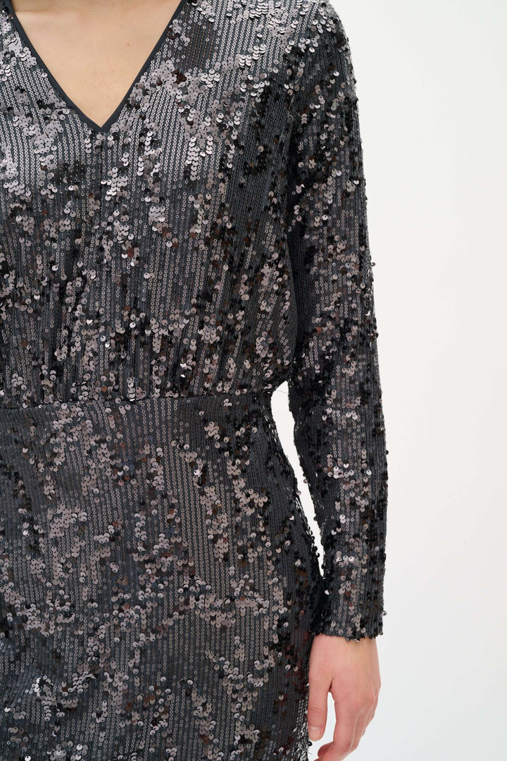 Robe Kimba à paillettes à manches longues avec col en V et coupe cintrée, parfaite pour soirées glamour et sophistication mode.